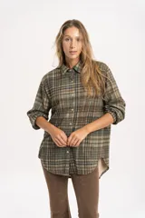 Camisa de corte clásico con estampado de cuadros en tonos tierra, cuello camisero, cierre frontal de botones y mangas largas.