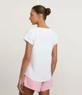 Remera deportiva celeste de microfibra texturizada, con mangas cortas y recortes en los laterales.