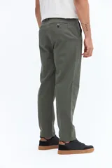 Pantalón chino clásico color beige, con textura, corte regular y pasacinto.