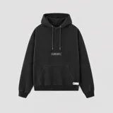 Canguro negro de corte holgado con capucha ajustable mediante cordones, bolsillo frontal tipo canguro y logo bordado en el pecho.