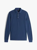 Chomba de manga larga Tommy Hilfiger de corte regular, confeccionada en algodón regenerativo color azul. Presenta cuello tipo polo con cartera de tres botones y logo de la marca bordado discretamente en el pecho.