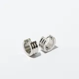 Par de aros tipo argolla de acero plateado con diseño de tres líneas horizontales.