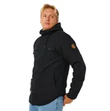 Campera negra de estilo urbano con capucha forrada en sherpa, cierre frontal con botones y bolsillos en el pecho. Presenta un diseño versátil con logo en PU en la manga.