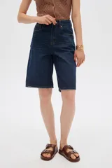 Bermuda de jean azul de tiro alto, corte boyfriend con bolsillos y terminaciones deshilachadas.