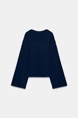 Camiseta entallada de algodón Supima color marrón, con cuello redondo y mangas largas acampanadas.
