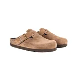 Zueco de gamuza color marrón con tira ajustable mediante hebilla metálica dorada, suela de corcho y base de goma estriada.