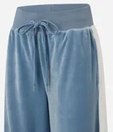 Pantalón wide leg de textura afelpada en color marrón, con cintura elástica ajustable mediante lazo y raya lateral en contraste.