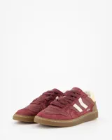Championes Coolway modelo Goal Deep Rouge, confeccionados en gamuza y cuero premium en tono bordó, con paneles en contraste blancos y talón en amarillo claro y marrón. Presentan suela de goma flexible y diseño retro-sport urbano.