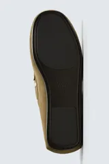 Mocasín de vestir para hombre confeccionado en piel con acabado de serraje en color mostaza. Presenta un diseño de horma redonda con detalle de tachas metálicas en los laterales y suela de goma flexible.