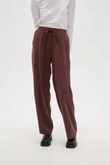 Pantalon de viscosa color verde militar, de corte ancho y tiro medio, con cintura elástica y cordón ajustable.