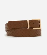 Cinturón marrón con textura tressê y hebilla cuadrada dorada.