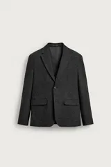 Blazer regular fit de Zara para hombre, confeccionado en tejido bouclé con algodón de patrón pata de gallo en color gris oscuro. Cuenta con cuello con solapas de muesca, cierre frontal de un botón, bolsillos con solapa en la cadera y mangas largas.