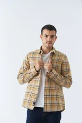 Camisa de hombre a cuadros color rosa, blanco y azul, de corte slim, manga larga, con bolsillo en el pecho y logo bordado.