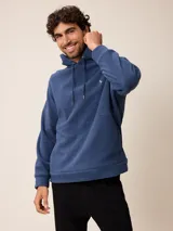 Canguro de polar azul con capucha y cordones ajustables. Presenta un bolsillo frontal tipo canguro y un pequeño logo bordado en el pecho.