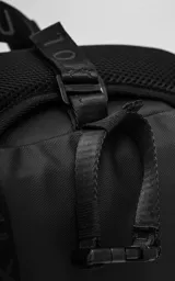Bolso contenedor negro diseñado para bicicleta, confeccionado en textil de alta resistencia. Cuenta con dos compartimentos independientes con cierres metálicos, dos bolsillos laterales, cinta reflectiva frontal y correas reforzadas para montaje.