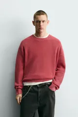 Sweater relaxed fit de canalé, color negro con efecto lavado, cuello redondo y manga larga con acabados en rib.