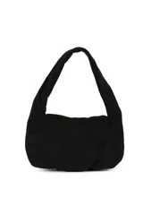 Cartera negra de poliéster con diseño de tachas metálicas plateadas en los bordes y en la correa. Tiene cierre superior y un compartimento principal.