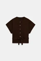 Chaqueta marrón de punto con cuello redondo y manga corta. Presenta cierre frontal con botones y un cinturón integrado del mismo tejido con lazo para atar en la cintura.