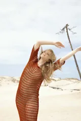 Vestido tejido con textura de red color naranja, de hilo de seda y corte ajustado.