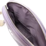 Bandolera lila de cuero sintético con correa de hombro ajustable, cierre con cremallera, forro interior textil y bolsillo interno con cierre.