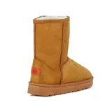 Pantubota de caña media en color camel, confeccionada en material tipo gamuza con interior forrado en piel sintética blanca. Presenta costuras reforzadas y suela de goma al tono.