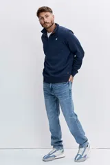 Sudadera de hombre color azul marino, con cuello alto y cierre frontal parcial, de manga larga y puños elásticos.