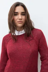 Sweater de punto color verde oliva con escote bote y mangas largas acampanadas.