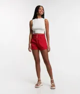 Short rojo de sarga con tiro alto, corte holgado, cintura fruncida, trabillas, bolsillos delanteros y traseros y doble abotonadura.