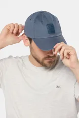Gorra de béisbol azul de lona con logo en el frente.
