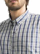 Camisa de hombre de manga corta con estampado a cuadros en tonos blanco, verde y marrón. Tiene cuello abotonado y bolsillo en el pecho.
