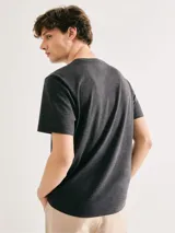 Camiseta básica de manga corta y cuello redondo, color rojo oscuro.