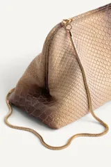 Bolso tipo pouch con textura de piel de serpiente en tonos degradados de rosado y bordó. Cuenta con una cadena dorada extraíble y cierre superior mediante clip.