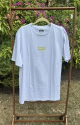 Remera blanca de manga corta con cuello redondo y estampado amarillo con la frase "Última Ronda".