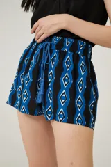 Short de rayon con estampado geométrico en azul, negro y blanco, cintura elastizada con cordón de ajuste y corte super skinny.