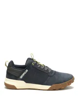 Championes Caterpillar modelo Hex Ready Lo, color azul marino con detalles en beige y amarillo. Confeccionados en cuero tipo nubuck y malla de nylon, cuentan con suela de goma dentada de alta tracción y amortiguación mejorada.
