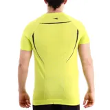 Remera deportiva Diadora color celeste con cuello redondo y logo de la marca en el pecho. Presenta detalles de líneas negras en los laterales.