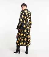 Vestido midi de tejido satinado negro con estampado floral amarillo, cuello solapa, manga larga, abotonado delantero y cruzado lateral.
