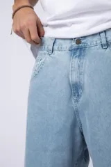 Bermuda de jean con lavado ácido, corte mom y estilo carpintero con bolsillos laterales utilitarios.