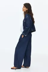 Pantalón tipo jean de corte holgado en denim suave, con diseño de piernas globo, cintura elástica con cordón de ajuste y bajos fruncidos con cordones ajustables.