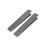 Par de aros plateados con forma rectangular y cierre a presión.