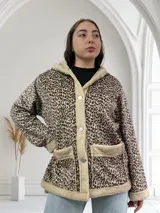 Campera con capucha con estampado animal print y forro de piel sintética color crema.