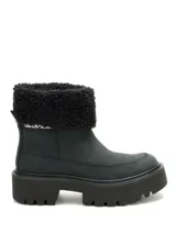 Bota de caña baja Cat modelo Colorado Max Roll Do, de color negro. Está confeccionada en nubuck con suela gruesa de goma dentada y plataforma, y cuenta con un borde superior con forro de corderito sintético negro.