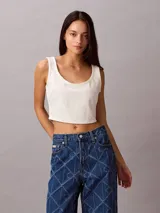Remera sin mangas Calvin Klein de color blanco con diseño cropped, cuello redondo y sutil estampado texturizado en toda la prenda.