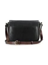 Cartera tipo bandolera de cuero negro con detalles en color marrón. Presenta una solapa frontal con cierre de hebilla decorativa y broche a presión, correa ajustable y bordes contrastantes.