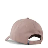 Gorra Puma modelo Metal Cat, color rosado, con visera curva, ojales bordados para ventilación y logo metálico de la marca en el lateral.