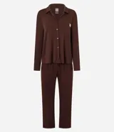 Pijama largo de modal color marrón, compuesto por una camisa de manga larga con cuello con solapa, abotonado frontal y bolsillo en el pecho, y un pantalón largo con cintura elástica.