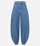Pantalón de jean estilo aladín con tiro medio, cintura con pasadores, cierre frontal con botón y bolsillos funcionales. Presenta un calce amplio con diseño tipo globo y terminación ajustada en los puños.
