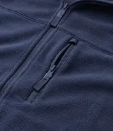 Buzo de hombre confeccionado en tejido fleece con felpa, de corte recto y cuello alto. Cuenta con cierre frontal completo, bolsillos laterales y un bolsillo adicional con cierre en el pecho.