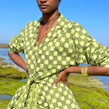 Brazalete rígido plateado con textura irregular.