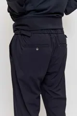 Pantalón de vestir negro, de corte recto y calce cómodo, con bolsillos laterales.
